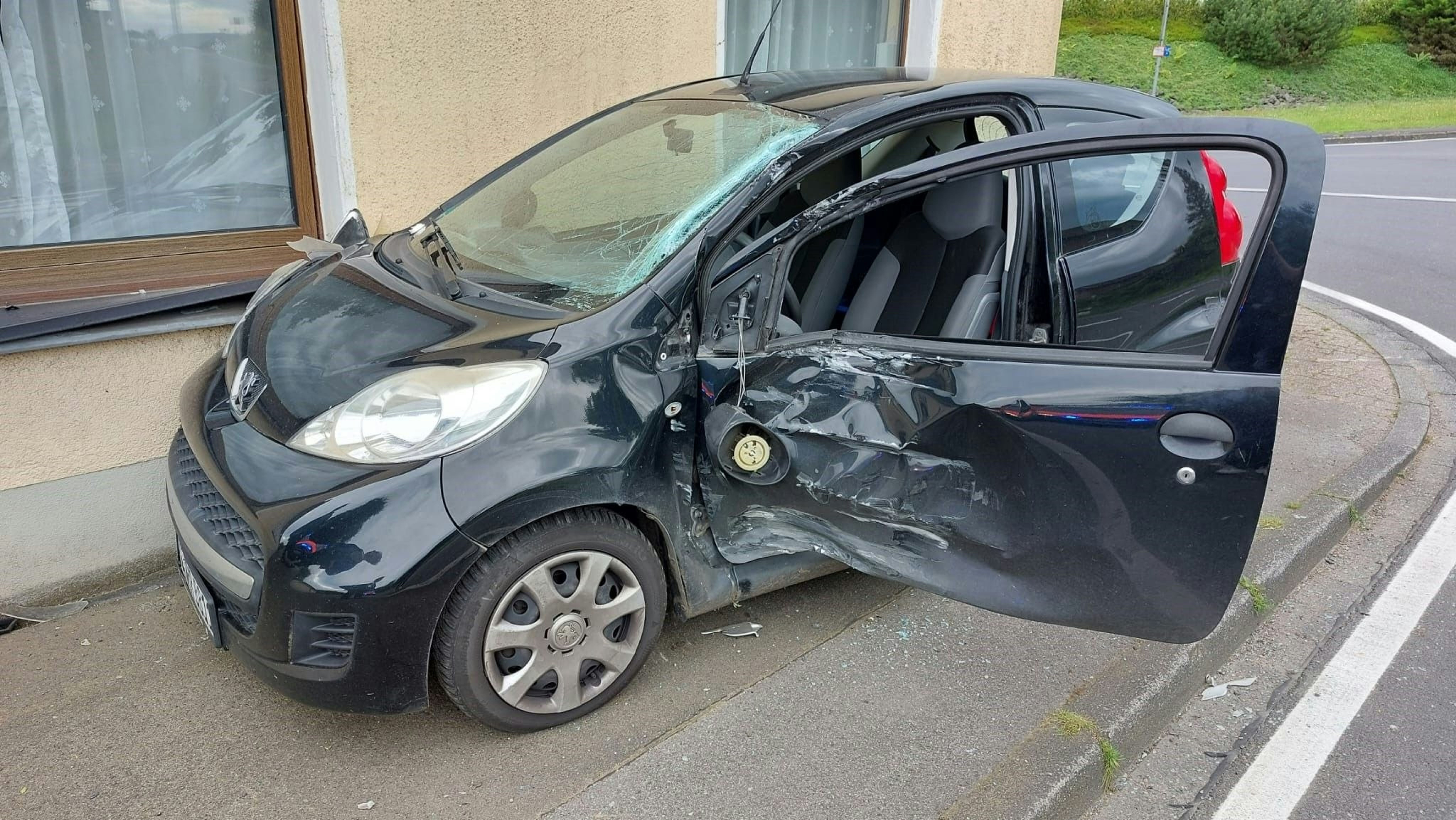 Gegen Hauswand gedrückt