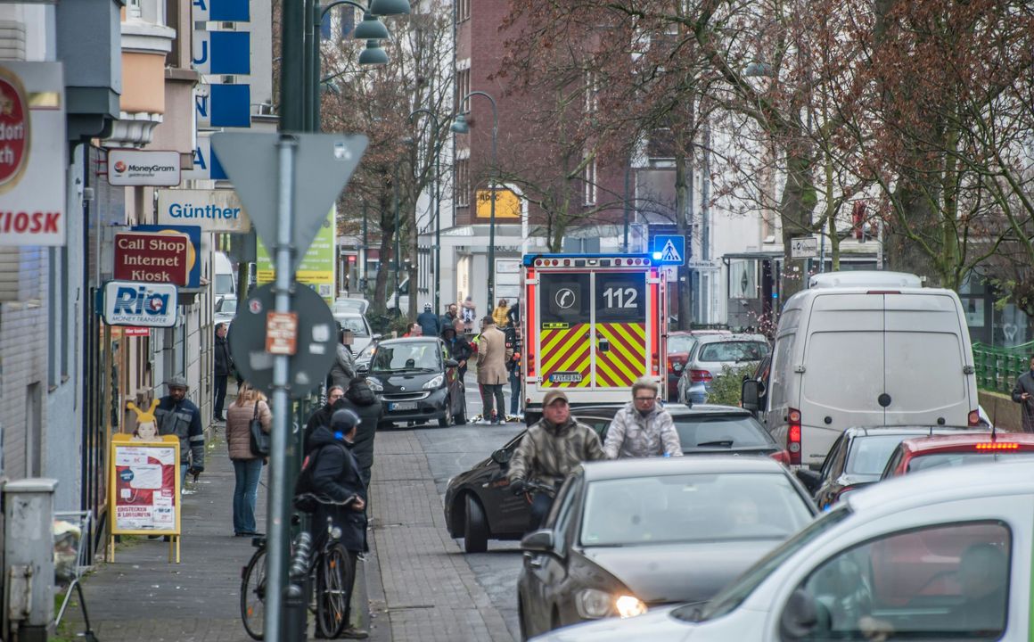 Mann von Auto mitgeschleift