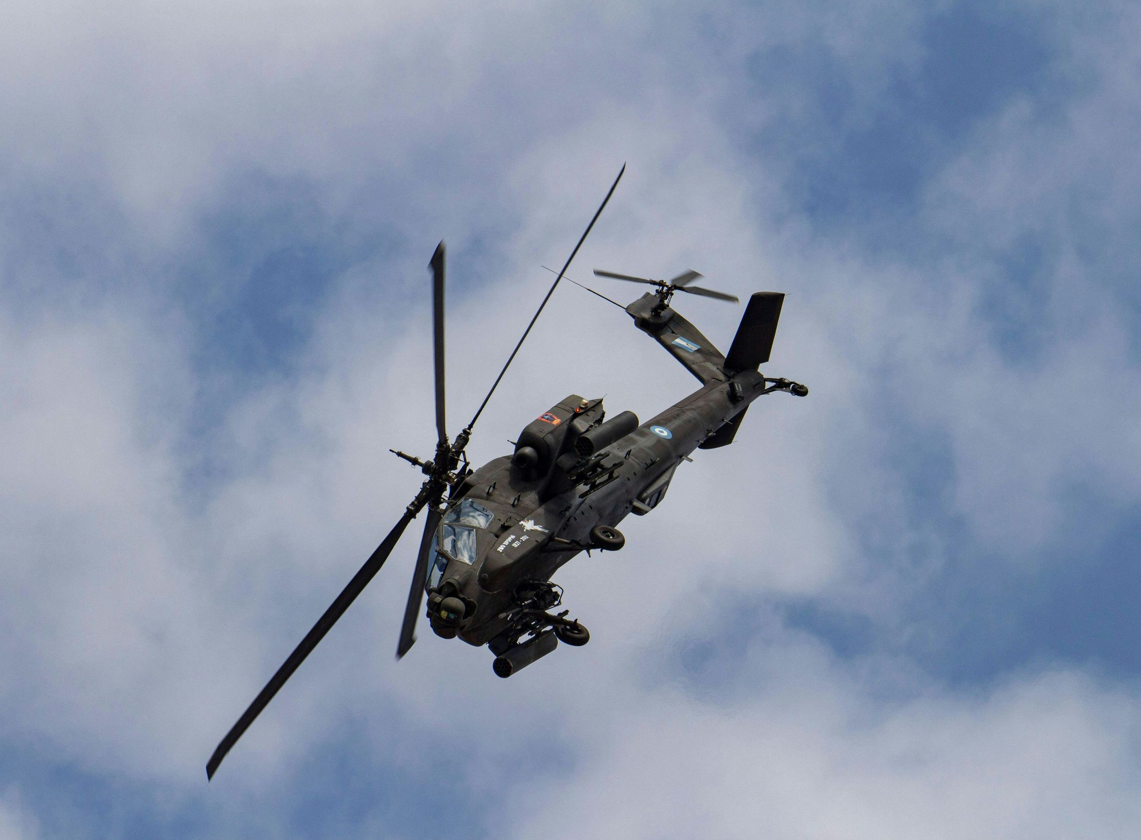 Militär-Maschinen mit Raketen bestückt