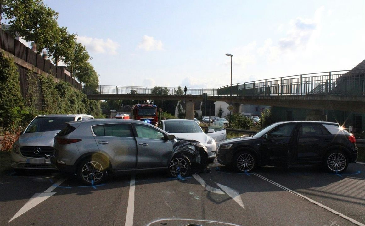 Fünf Fahrzeuge